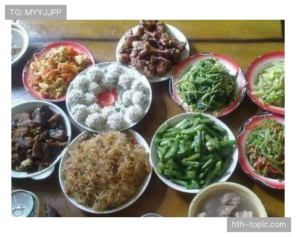 刷到莱万多夫斯基家那张餐桌照，光看餐具我就穷慌了