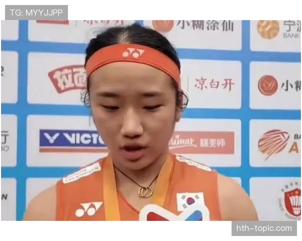 安洗莹随手一笑像隔壁女孩，肩上那个包把我瞬间降级成穷人